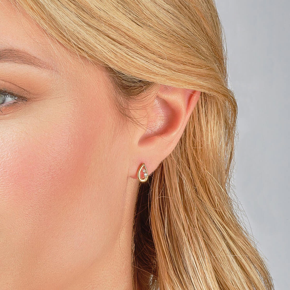 9ct Gold Diamond 0,06ct Pointed Teardrop Stud Earrings