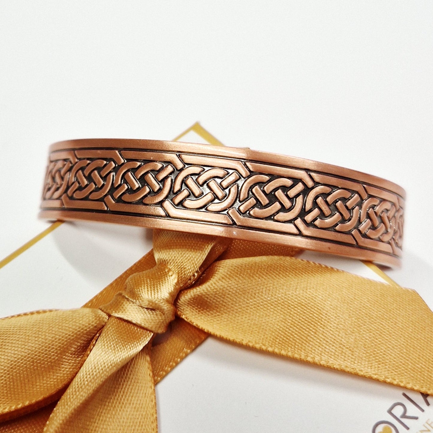 close up Celtic knot copper bracelet Eva Victoria