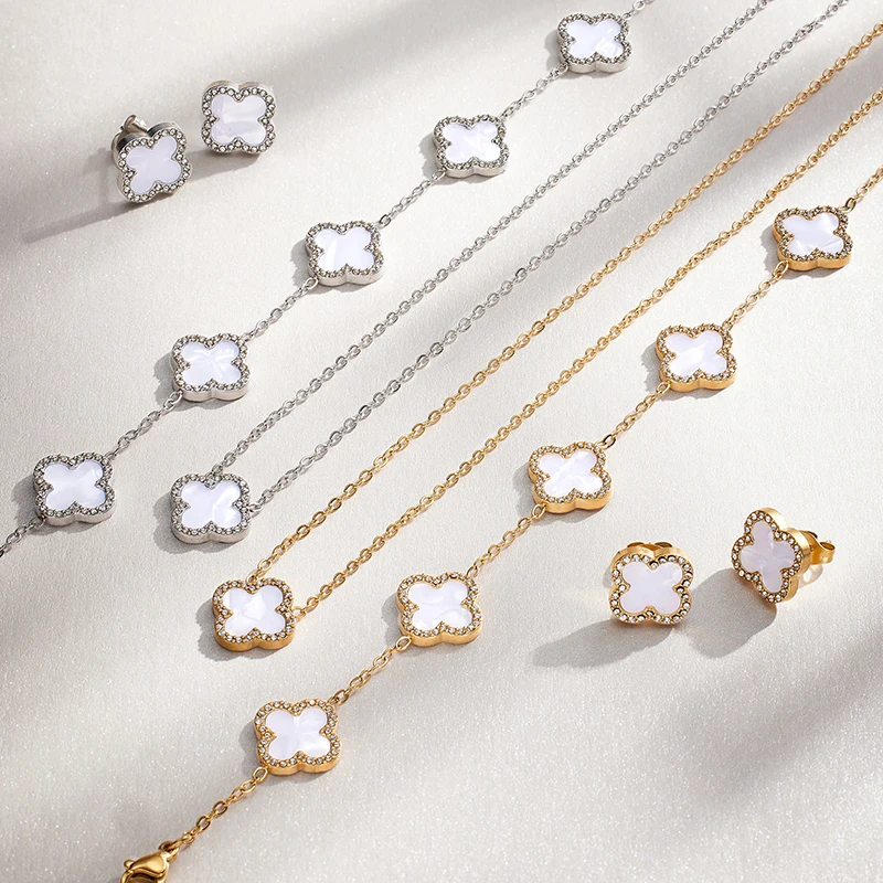 Eva Victoria Mother Of Pearl Clover Gold Pendant